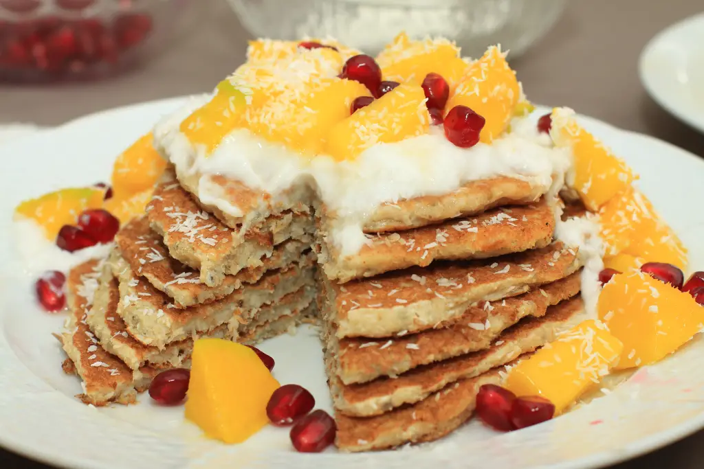 Glutenfreie Kokos-Pancakes mit Mango