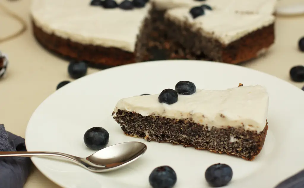 Mohntorte mit Kokoscreme & Heidelbeeren