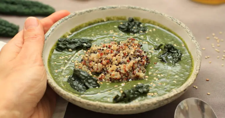 Schwarzkohl-Brokkolicremesuppe mit buntem Quinoa