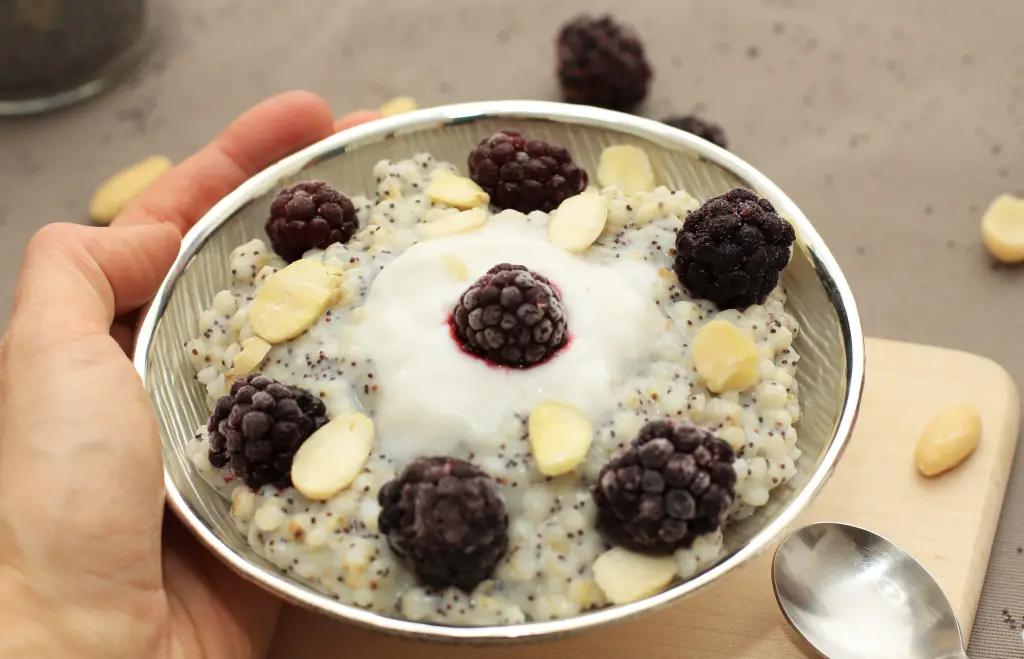 Mohn-Sorghum-Porridge mit Brombeeren