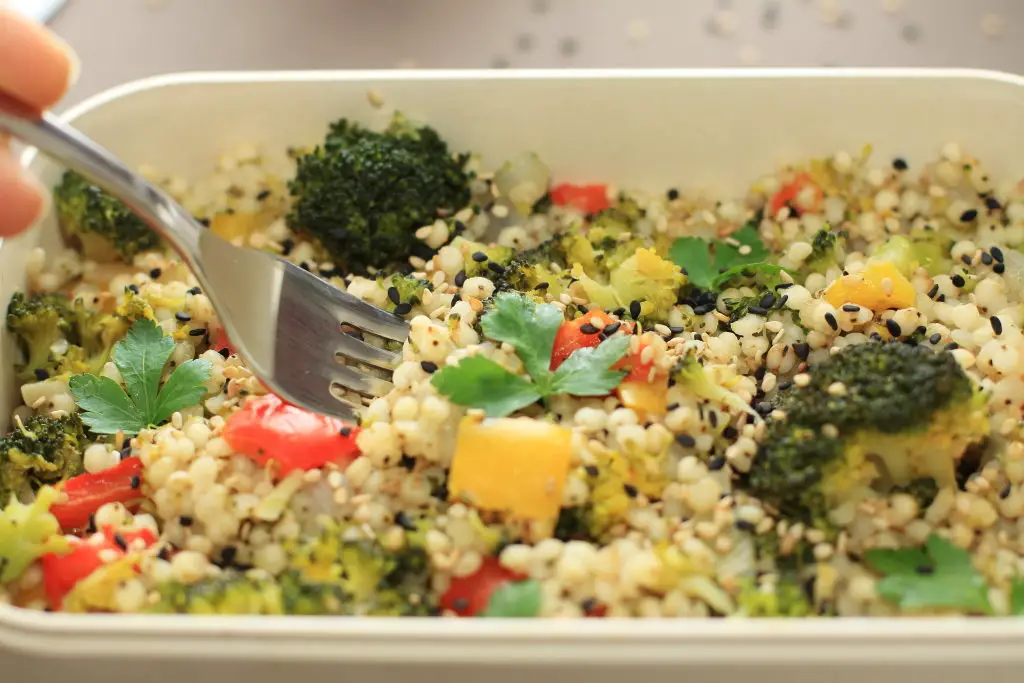 Bunte Sorghum-Gemüsepfanne mit Sesam – Die gesunde Linie