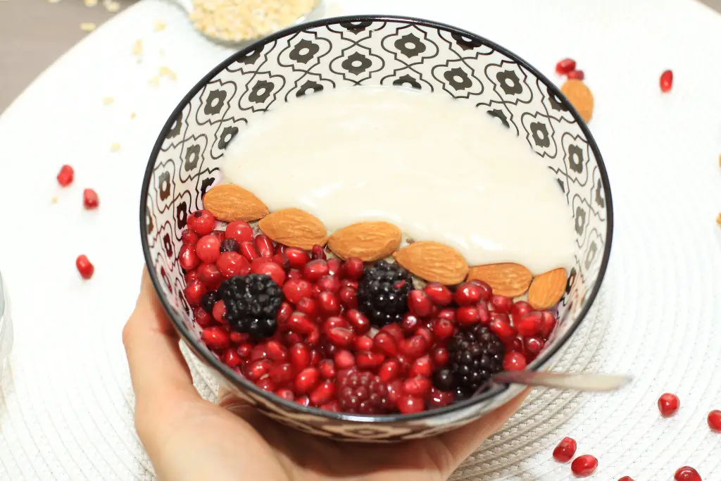 Mandel-Porridge mit roten Früchten