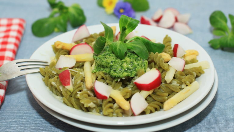 Frühlings-Pasta mit weißem Spargel und Vogerlsalat-Pesto – Die gesunde ...
