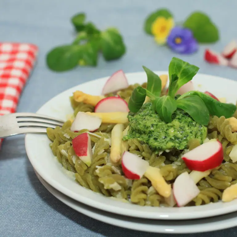 Frühlings-Pasta mit weißem Spargel und Vogerlsalat-Pesto – Die gesunde ...