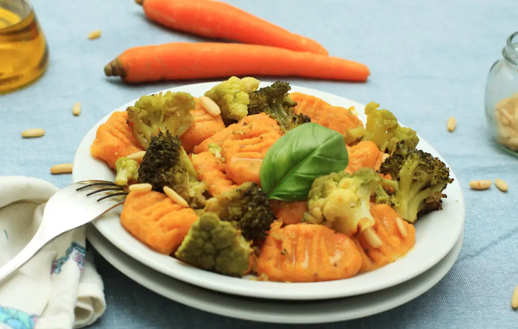 Karotten-Gnocchi mit Brokkoli & Pinoli