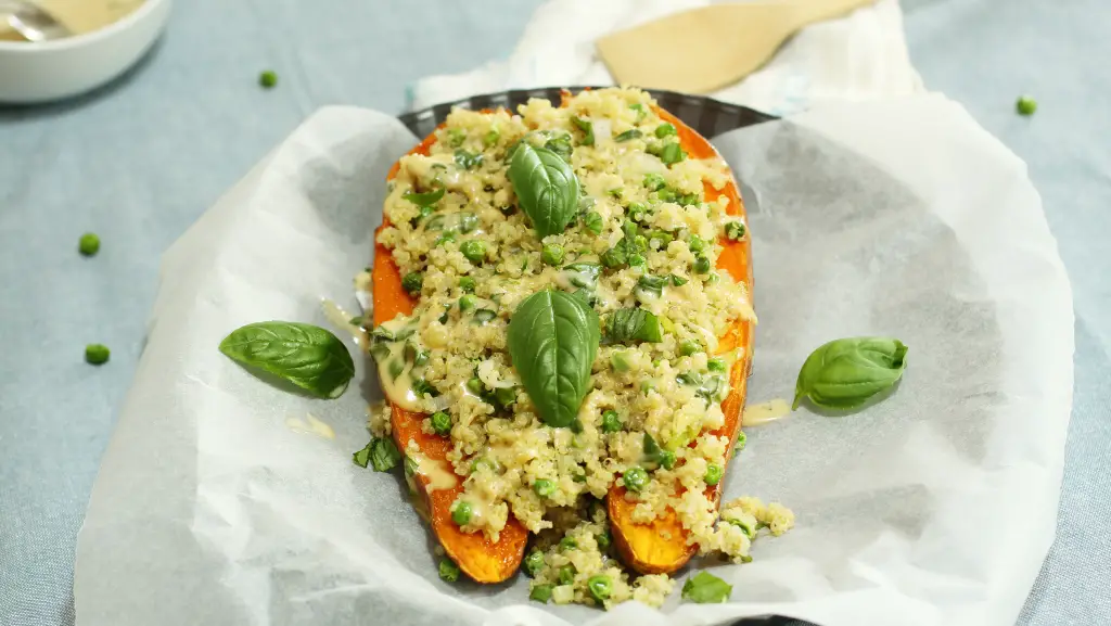 Ofen-Süßkartoffel mit Quinoa, Erbsen & veganer Käsesoße