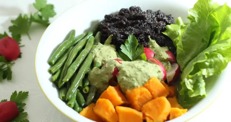 Schwarze Amaranth-Bowl mit Petersil-Tahinisoße