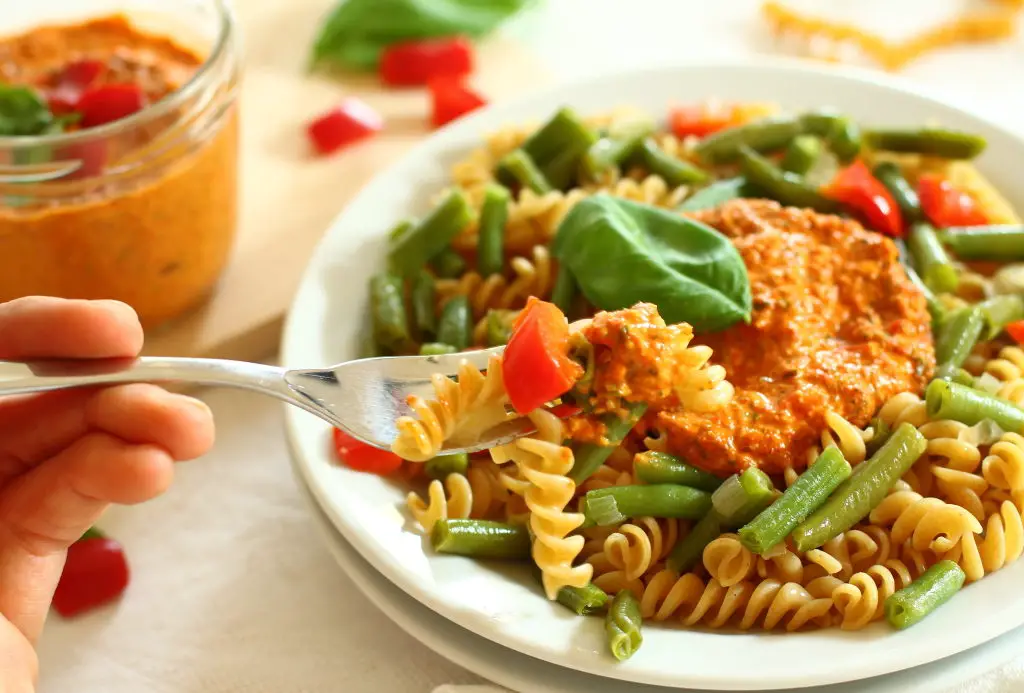 Pasta mit grünen Bohnen &amp; rotem Pesto – Die gesunde Linie