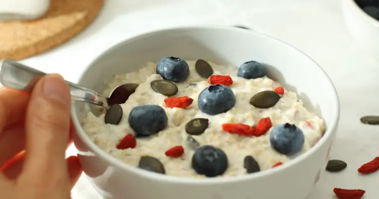 Reisflocken-Beeren-Porridge mit Kürbiskernen