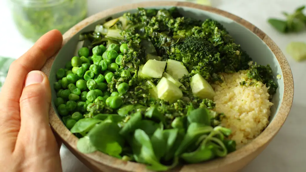 Grüne Eisenpower-Bowl mit Kürbiskern-Pesto