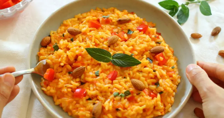 Rotes Paprika-Risotto mit Minze & Mandeln