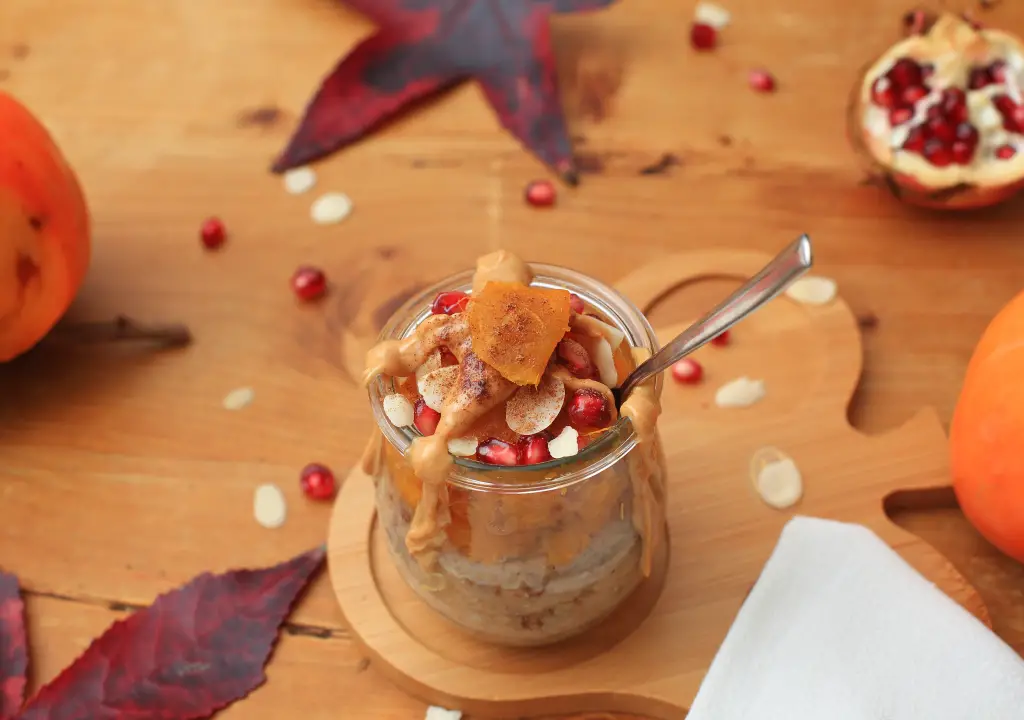 Dinkelgrieß-Porridge mit Kaki-Ingwer-Kompott – Die gesunde Linie