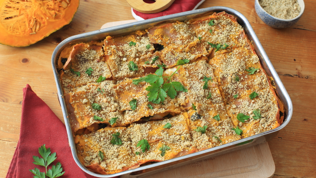 Vegane Kürbis-Lasagne mit Mangold & Nusskruste