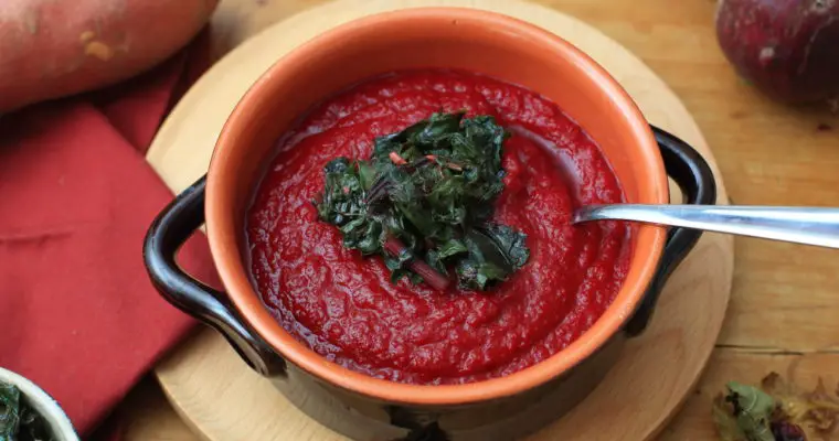 Rote Beete-Süßkartoffelsuppe mit Beetegrün