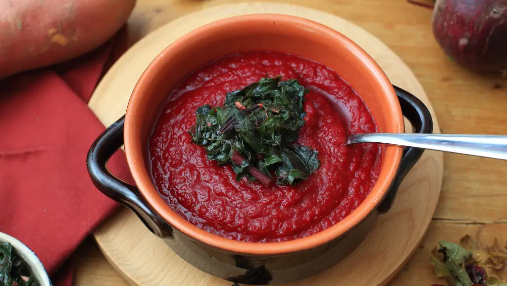 Rote Beete-Süßkartoffelsuppe mit Beetegrün