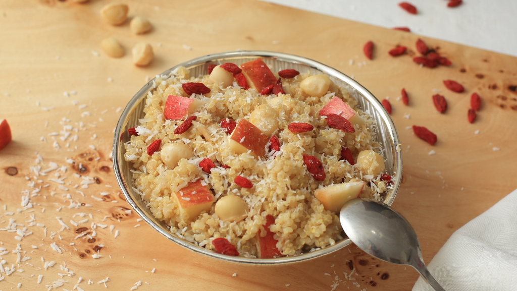 Quinoa-Porridge mit Apfel & Macademianüssen