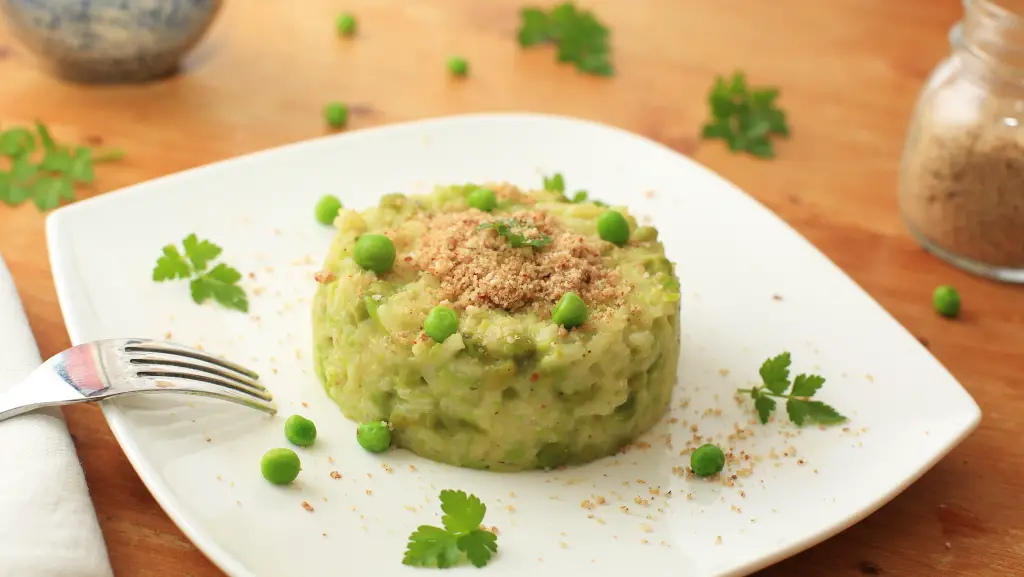 Venezianisches Risi & Bisi mit veganem Parmesan