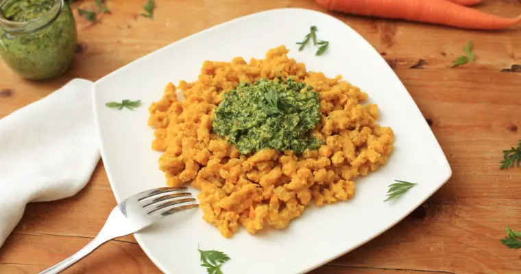 Karotten-Spätzle mit Karottengrün-Pesto
