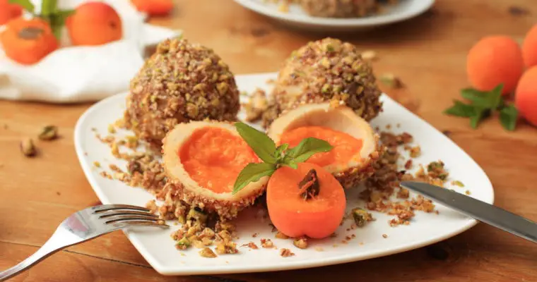 Glutenfreie Marillen-Topfenknödel in Pistazienbrösel