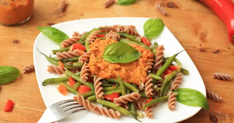 Pasta mit grünen Bohnen und Pesto Rosso