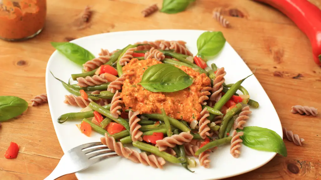 Pasta mit grünen Bohnen und Pesto Rosso