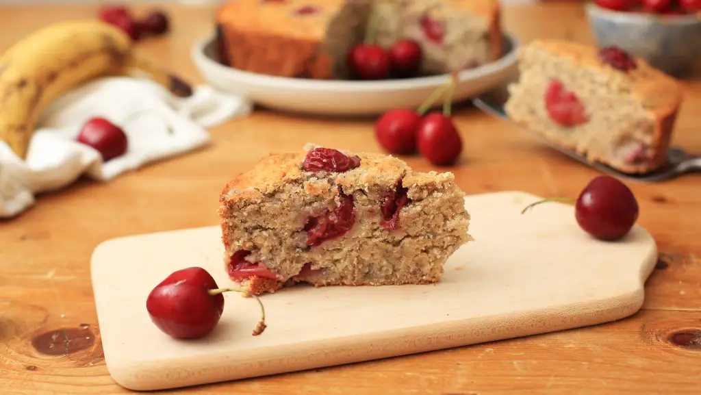 Schnelles Kirschen-Bananenbrot ohne Zucker