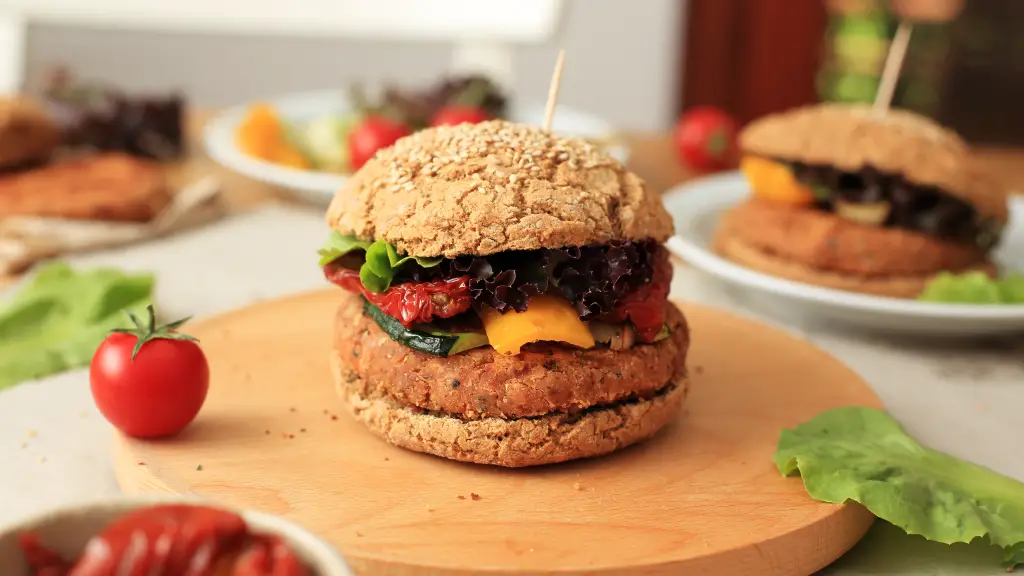 Mediterraner Cannellinibohnen-Burger mit Grillgemüse