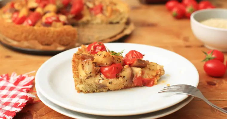 Knusprige Quinoa-Tarte mit Kichererbsencreme & Ofengemüse