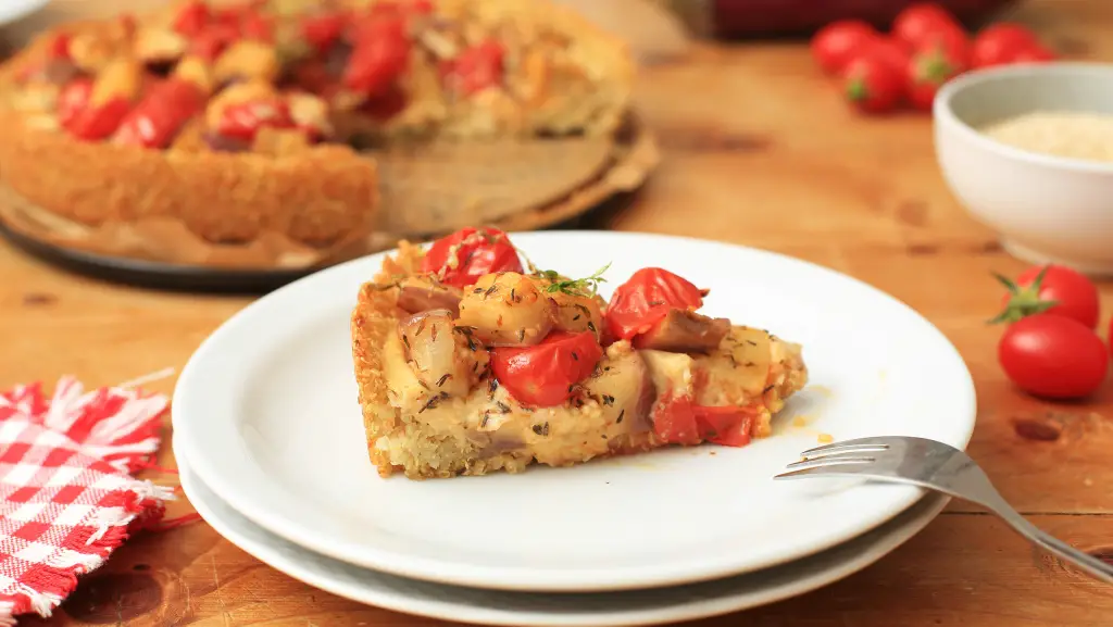 Knusprige Quinoa-Tarte mit Kichererbsencreme & Ofengemüse