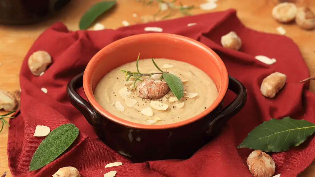 Maroni-Cannellinibohnensuppe mit Mandeln