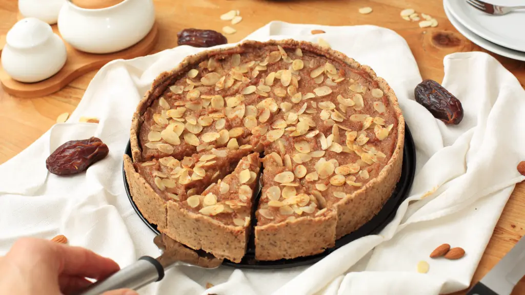 Glutenfreie, zuckerfreie Mandel-Crostata mit Dattel-Birnencreme