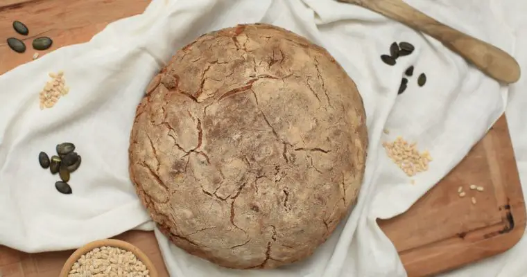 Vollkorn-Roggensauerteigbrot mit Dinkel & Samen