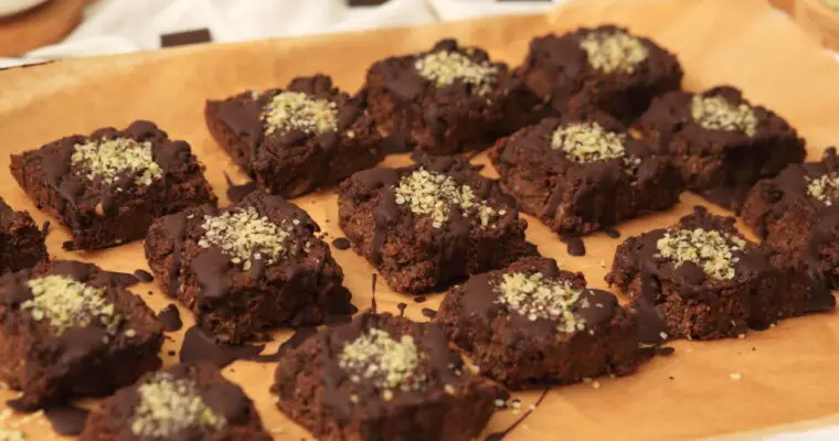 Glutenfreie, vegane Protein-Brownies ohne Zucker