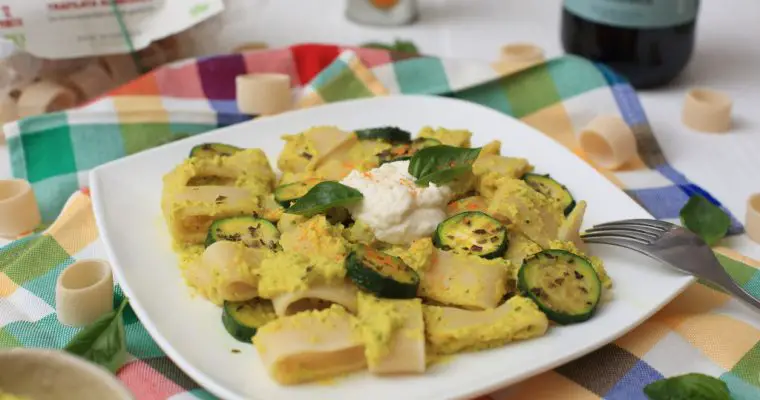 Calamarata-Pasta mit Kurkuma-Zucchini-Pesto & Mandelricotta