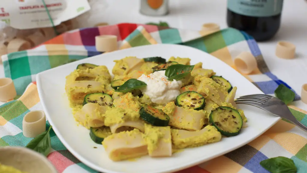 Calamarata-Pasta mit Kurkuma-Zucchini-Pesto & Mandelricotta